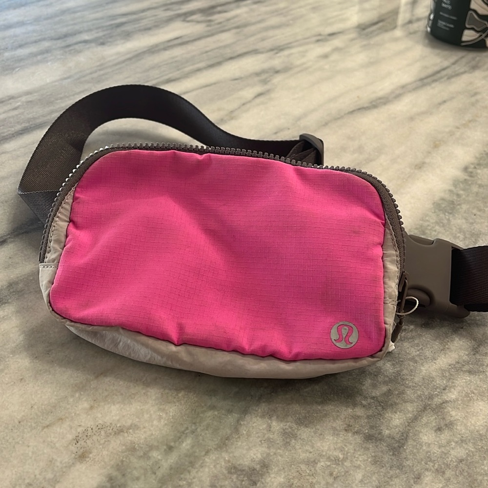 Lululemon belt bag / fanny pack for girls.